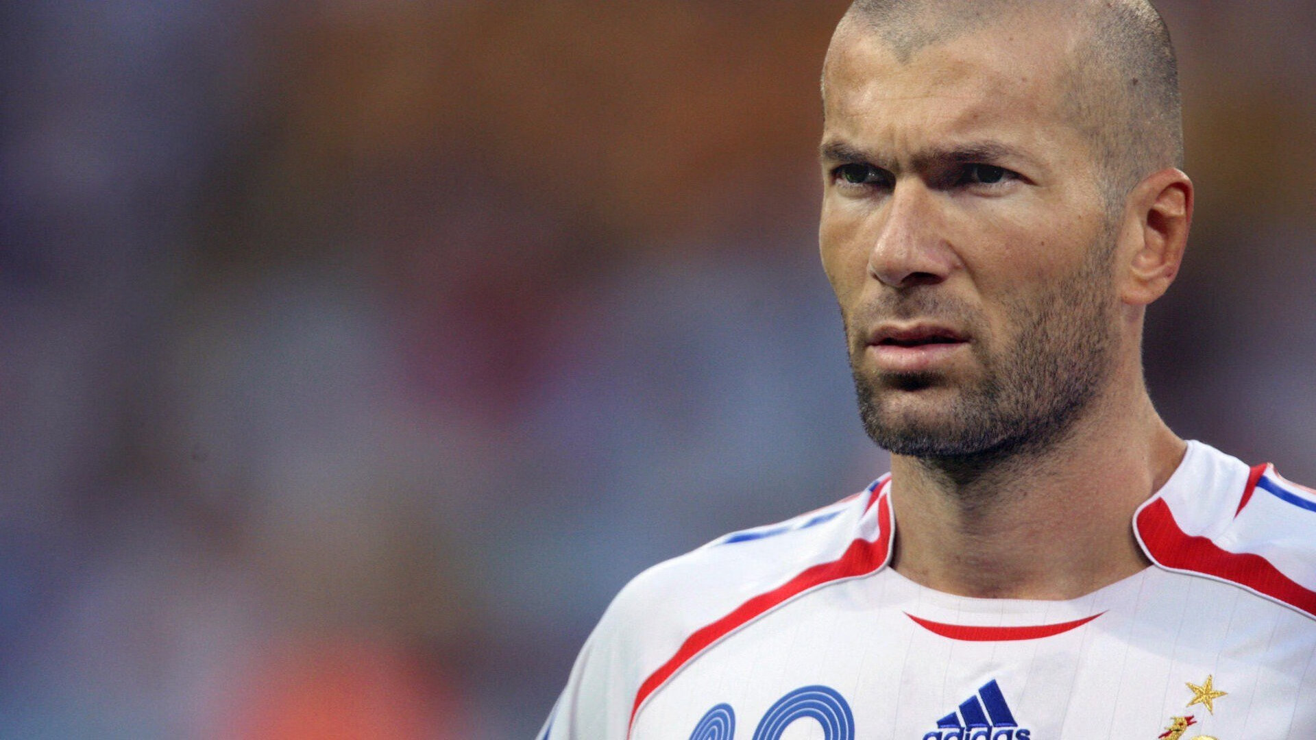 很有张力和戏剧性。我们先来拓展思维,构思几个不同角度的标题,然后选择一个最有力的进行深度创作
